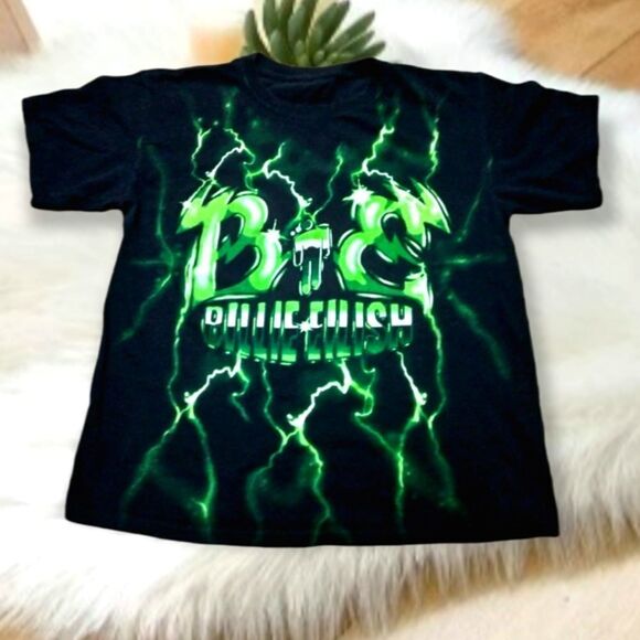 BILLIE EILESH SPRAY PAINT GRAFITTI LIGHTENING BATHROOM SIGN CONCERT ROCK T SHIRT - Picture 1 of 9